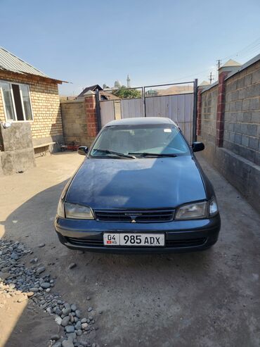айнек машина: Седан Toyota Carina E серого цвета, подходящий для повседневных