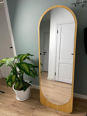 зеркало полный рост: Напольное зеркало в рамке из светлого дерева - Форма: вытянутая с