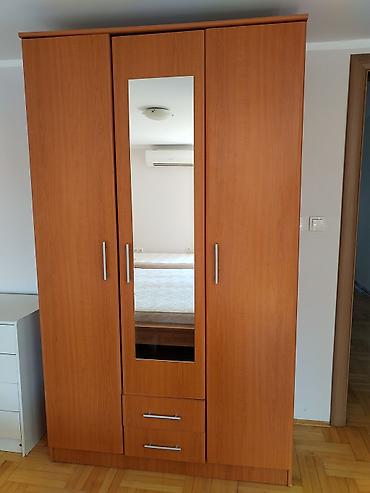 Trokrilni garderober od univera u dekoru trešnje/lišćara, sa