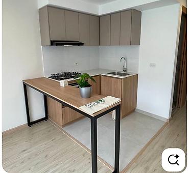 epoxy sto: Radni sto sa metalnim ramom – industrijski minimalistički dizajn - — 3
