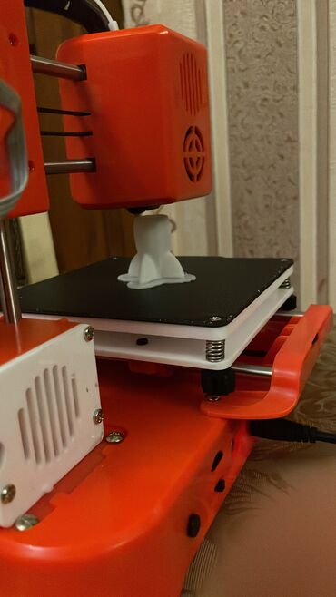 kandisaner ikinci el: EasyThreed 3D printer. Cəmisi 1 ay istifadə olunub. Heç bir problemi