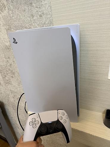 playstation icarəsi: Cox az islenib idiyal vezyetdedir icinde 1 illik deluxe paket var — 1