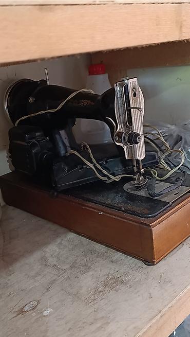 İncəsənət və kolleksiyalar: Məhsul: Köhnə tip elektrik tikiş maşını Təsvir: - Klassik, ağır tökmə — 1