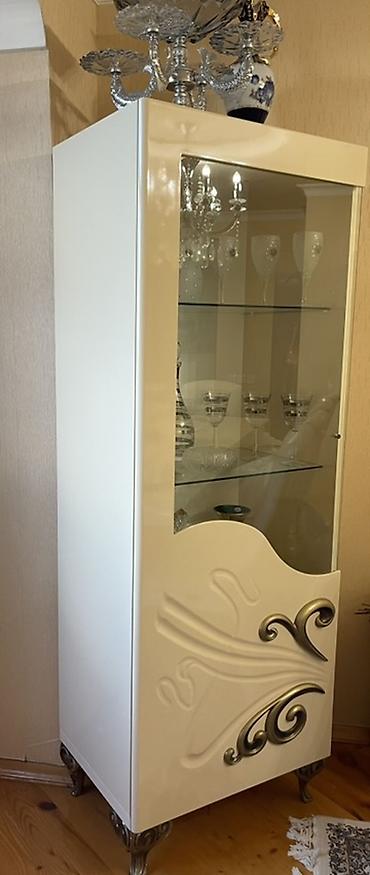qapi iclikleri: Klassik üslubda qonaq otağı mebel dəsti Tərkibi: - 1 ədəd şüşəli — 1