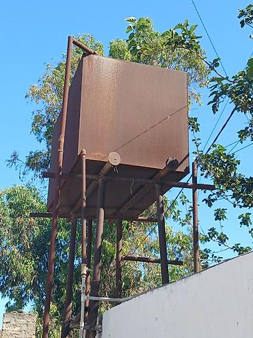 tank pro: Metal su çəni və möhkəm metal dayaq konstruksiyası - Material: qalın — 2