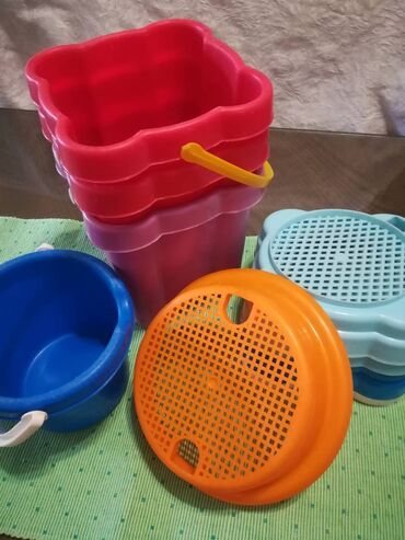 Igračke: Plastične kantice sa sitom 4 kom 600 din **3 kockaste 16 visinax13 cm — 6