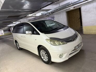Toyota: Toyota Estima белого цвета. Просторный салон с серыми тканевыми