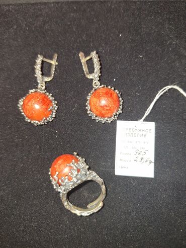 серги для девочек: Продаю серебряный комплект (кольцо и серги). Комплект новый. Серебро