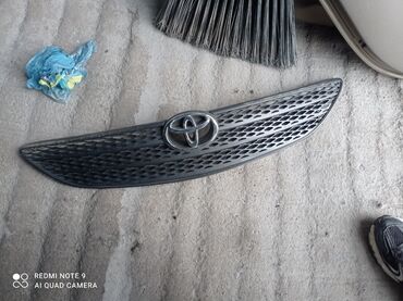 Решетки, облицовки: Решетка радиатора Toyota 2004 г., Б/у