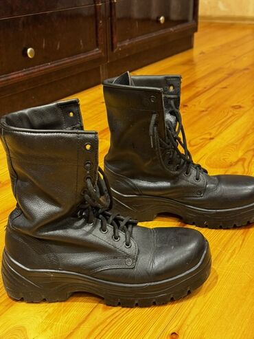 туристические мужские ботинки: Qara rəngli kişi hərbi/işçi botları 39 ölçü - Material: qalın