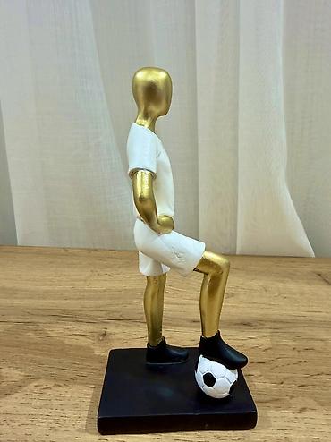 qız papaqları: 👉 Dekorativ futbolçu heykəli – futbol temalı fiqur ⚽️ Futbol temalı — 4
