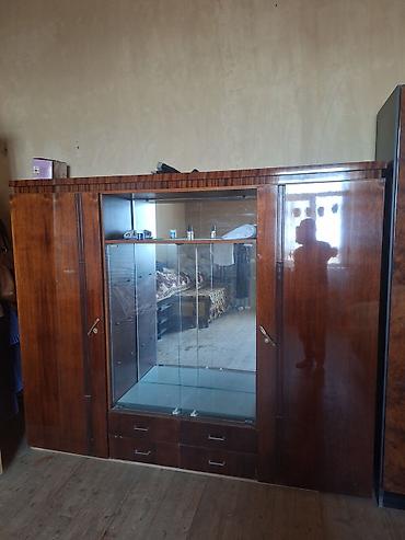 vitrin polkalar satilir: İkiqat şkaflı vitrinli divan mebeli - Material: cilalı ağac (qəhvəyi — 3