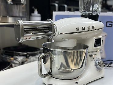 Блендеры, комбайны, миксеры: Кухонная машина Smeg (ретро‑дизайн, цвет кремовый) с верхним — 15