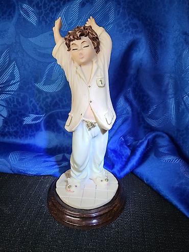 postamenti za skulpture: Italijanska figura,Decak zeva",Claudio Vivian iz 70ih godina — 1