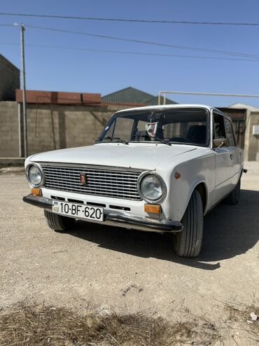 VAZ (LADA): VAZ 2101 “Jiquli” sedan - Korpus: 4 qapılı, ağ rəng - Nömrə seriyası