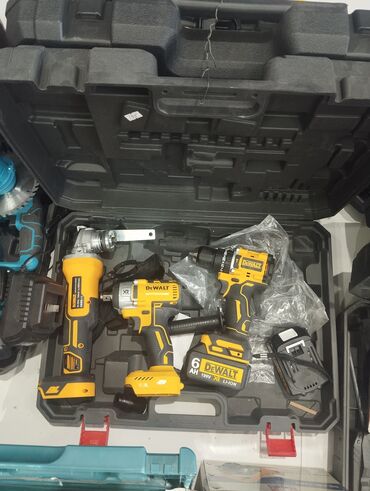 набор инструментов в баку: DeWalt firmasının sarı-qara rəngli akkumulyatorlu alətlər dəsti. Dəstə