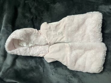 dəridən uşaq pinetkaları: Bu çəhrayı rəngli, başlıqlı uşaq jileti körpələr üçün nəzərdə