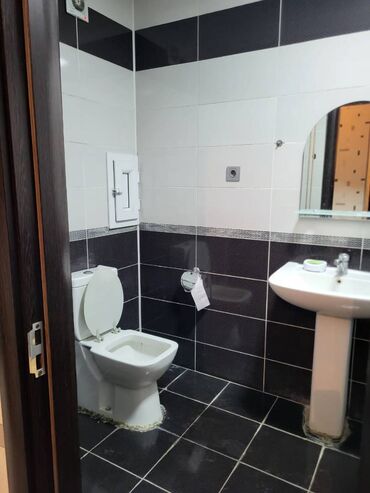 Uzunmüddətli kirayə mənzillər: Avtovagzal metrosuna yaxın, 17 mərtəbəli binanın 13-cü mərtəbəsində,3 — 6