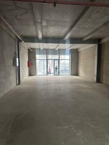 жалал абад недвижимости: Продаю коммерческое помещение на первой линии Аламедин-1 1 этаж ЖК