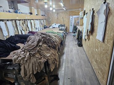 машина швейный: Сдается готовый цех в аренду! район Кызыл Аскер кв 130м 20 машинок