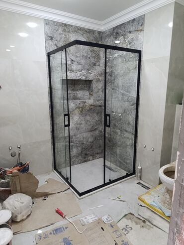 Duş kabinaları, arakəsmələr: 90×90olcude qara alminium profille 6mm temperli suse kombinasiyasi — 3