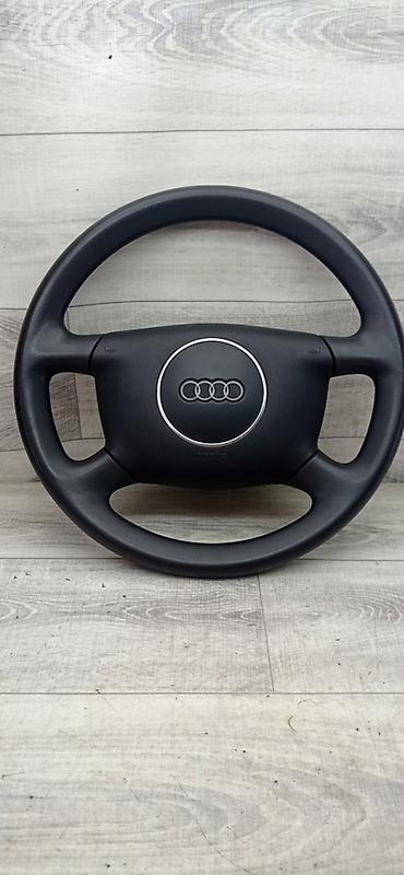 Рулевое колесо Audi с подушкой безопасности (Airbag) и эмблемой