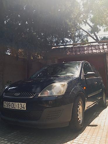 mini qadin masinlari: Ford Fiesta hatchback, 2007 il 1.3 matortünd göy rəng. 5 qapı, kompakt — 1