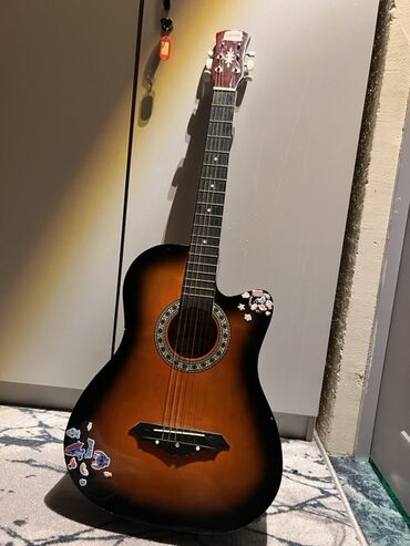 продаю гитара: Акустическая гитара с вырезом (cutaway), форма корпуса – dreadnought