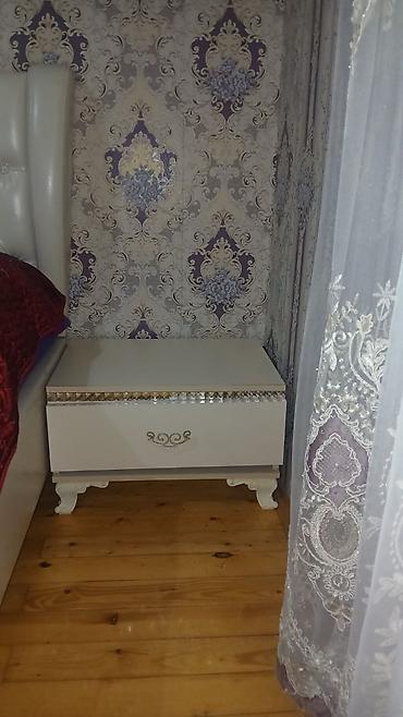 Ev üçün digər mebel: Ağ rəngdə, klassik üslubda yataq dəsti. Dəstə böyük sürgülü qarderob — 4