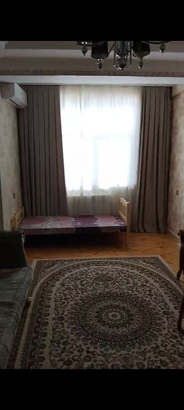 ev kirayesi bakida: Kirayə üçün tam mebelli 2 otaqlı mənzil. - Geniş, işıqlı zal: pəncərə