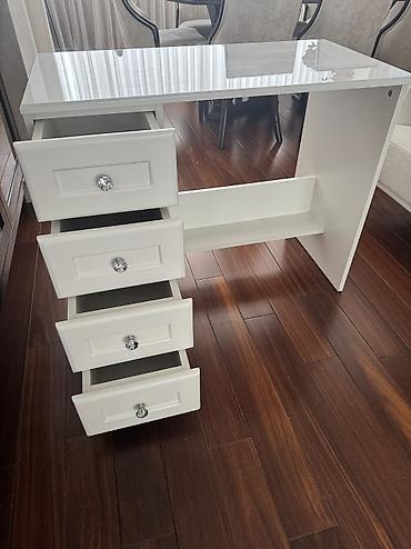 Digər mebel: Salam.Satıram yazı masası.Uzunluqu 95 sm,eni 50 sm,hündürlüyü 75 — 5