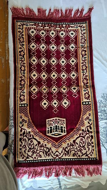 2ci el perde: Işlenmeyib tezedir Məxməri toxumalı namaz xalçası üstünde möhür daşida — 1