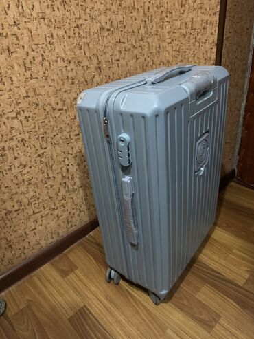 Новый чемодан не пользовались привезли с Китая немного помята красивый