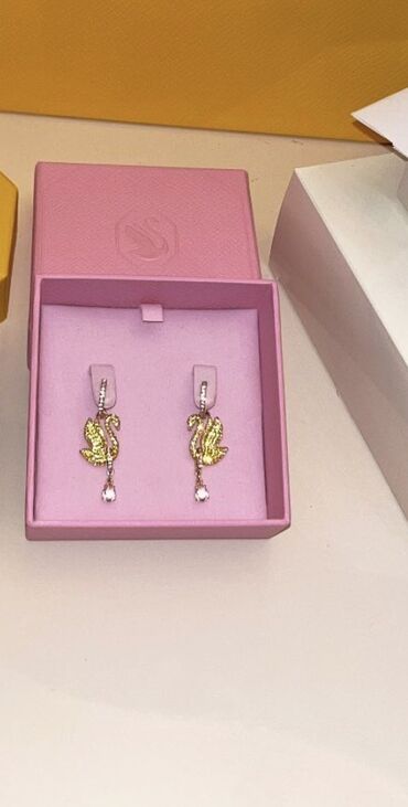 tek qas qizil sirqalar: Swarovski sirga endirimle satilir. Hediyye alinib. Yenidir. Zemanetide