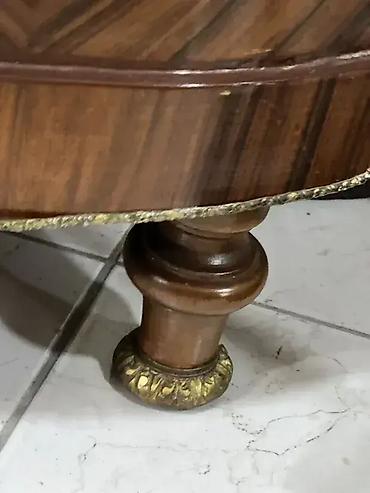 forma ideale ormani: Stilska vitrina sa prelepim ukrasima 🪞 Odlično stanje Dimenzije: 📏 — 7