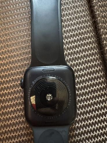 smart saaat: Apple Watch SE ağıllı saat, 44 mm ölçüdə. Korpus üzərində “Aluminum — 3