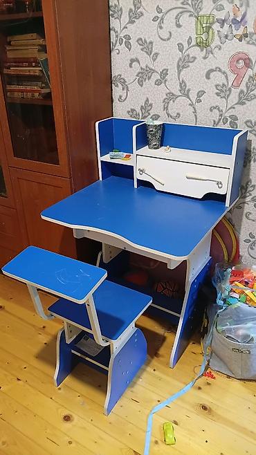 rəsm səkil cəkmək: Uşaq üçün yazı masası və oturacaq dəsti. Masa mavi-ağ rəng — 1
