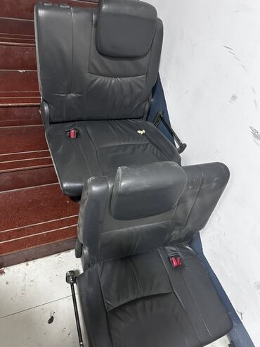 обогрев боковых зеркал: Двуместные автомобильные сиденья (2 штуки) из черной кожаной обивки