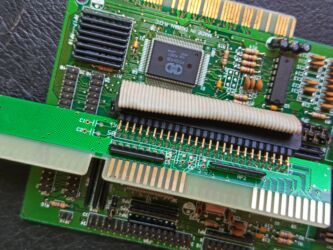 Masaüstü kompüterlər və iş stansiyaları: Köhnə Sony komputer və hissələri. sistem bloku, disketler, kalonka — 21