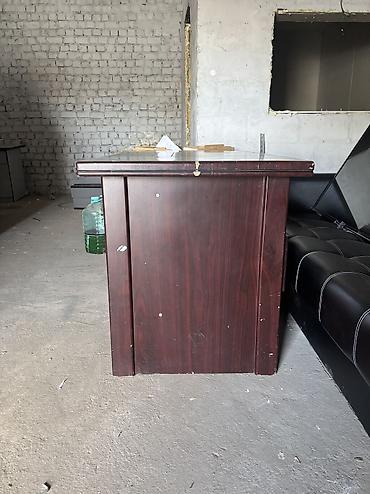 Офисные столы: Продаю офисные столы. Серый с задвижкой и шкафчиком, размер 90см х 70 — 10