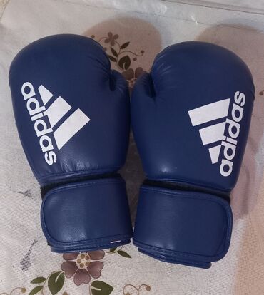 kross hexagon 1: Adidas brendinin tünd mavi rəngli boks əlcəkləri. Bu əlcəklər məşq və