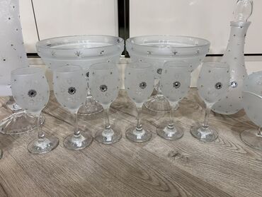 Digər içki üçün qablar: Bokal dəsti. Yenidir. 6 bokal, 1 vaza, 2 mürəbbə qabı, 1 grafin, 2 — 6