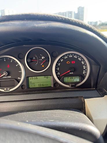 Land Rover: Range Rover Sport – ağ rəngdə, 5 qapılı SUV. Əsas xüsusiyyətlər: - — 5