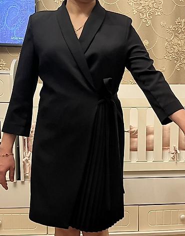 Qara rəngli qadın paltarı – xalat tipli, dizə qədər uzunluqda. -
