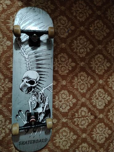 Giryalar: Skateboard – tam komplekt - Gövdə: İki tərəfi yuvarlaq formalı