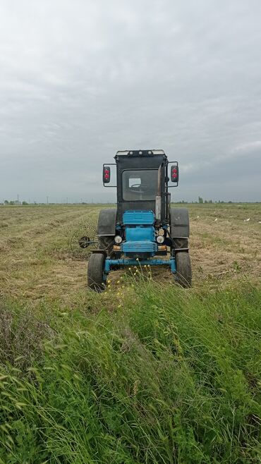 трактор юто 954 цена: Tırtıllı deyil, təkərli mavi-siyahı traktor. Kabinli, qabaqdan iki