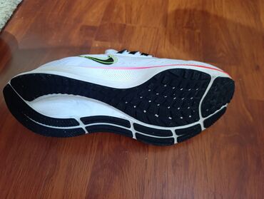 кросовки: Orginal nike krasofkadir 38 razmerdi gundelik ve idman ucun elverisldi