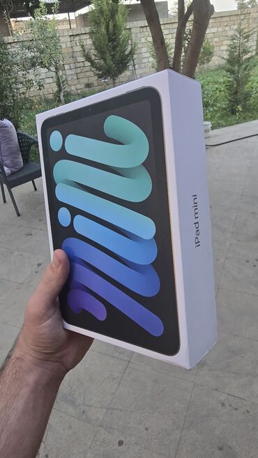 чехол для айпад: Apple iPad mini modeli üçün nəzərdə tutulmuş qutu. Qutunun üzərində