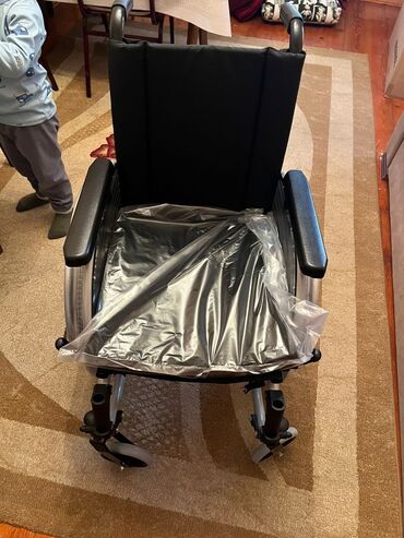 Yerimək üçün arabalar, çəliklər, əsalar, rollatorlar: Ottobock əlil arabası - Brend: Ottobock (arxada loqolu kürək dayağı)