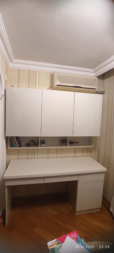 Ofis mebeli: Ağ rəngli iş/oxu masası və divar asma dolab dəsti. Ölçüsü 55 x 150 — 1